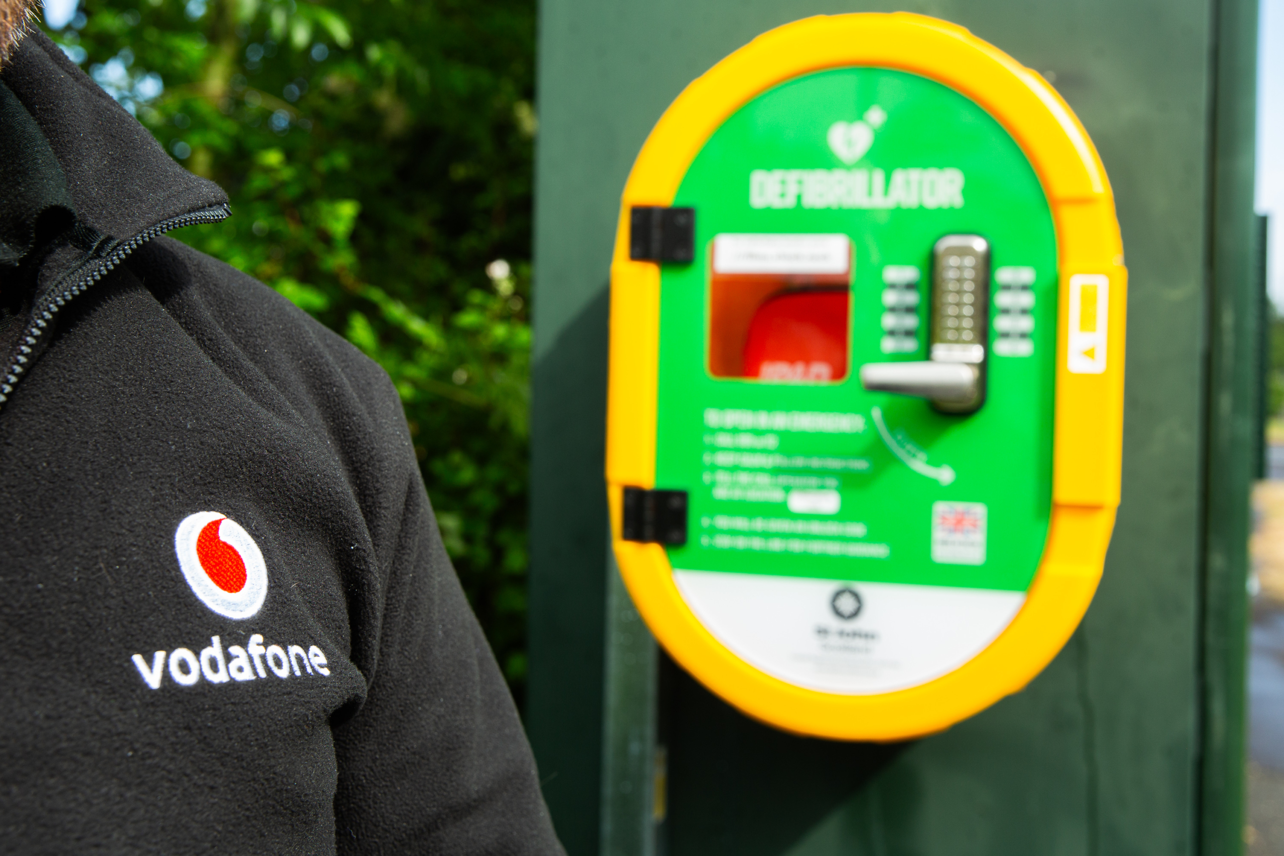 A mobile phone mast in Swinton, Glasgow, is now playing an additional supporting role in its local community from this week, following the installation of a new lifesaving defibrillator (defib) unit.